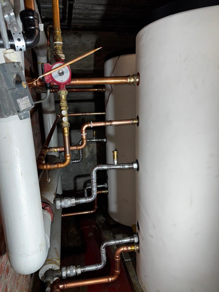 Boiler vervangen door Mike Loodgieter, nieuwe leidingen aangesloten